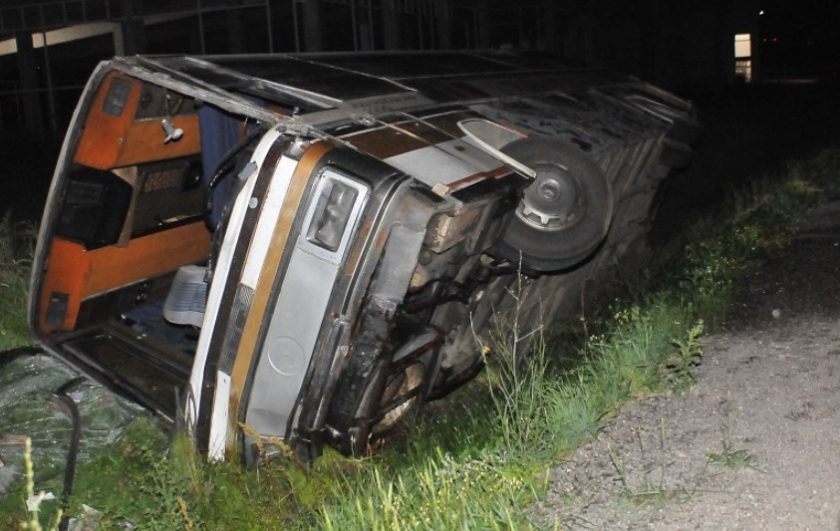 Sırbistan’da otobüs şarampole yuvarlandı 25 yolcu yaralandı.