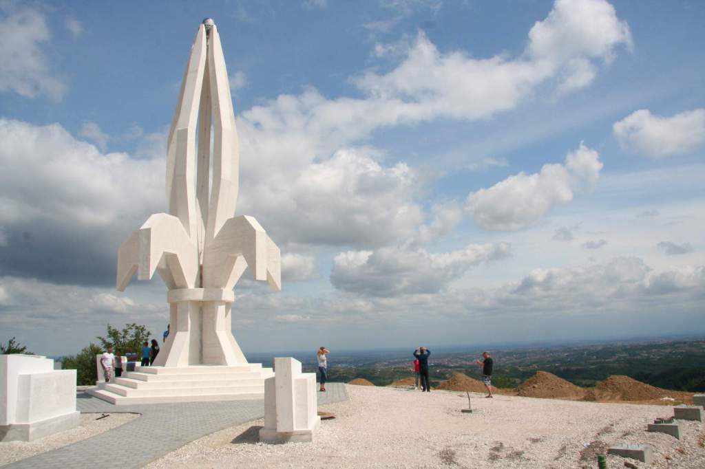 Bosna Hersek’te Cesaret ve Direniş Anıtı Dikildi
