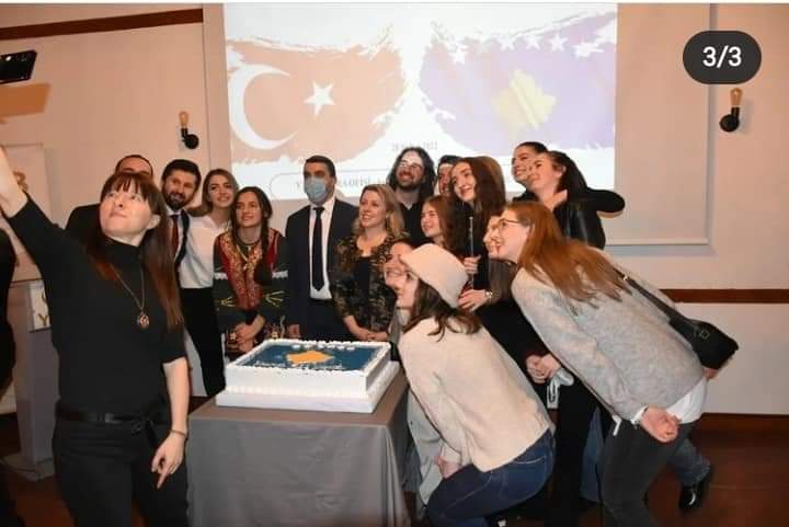 Arnavut öğrenciler Kosova’nın bağımsızlık gününü kutladı.